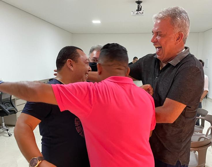 Sob gritinhos de “beija, beija!”, Coveiro e Paulo Ximenes fazem as pazes diante de Petecão